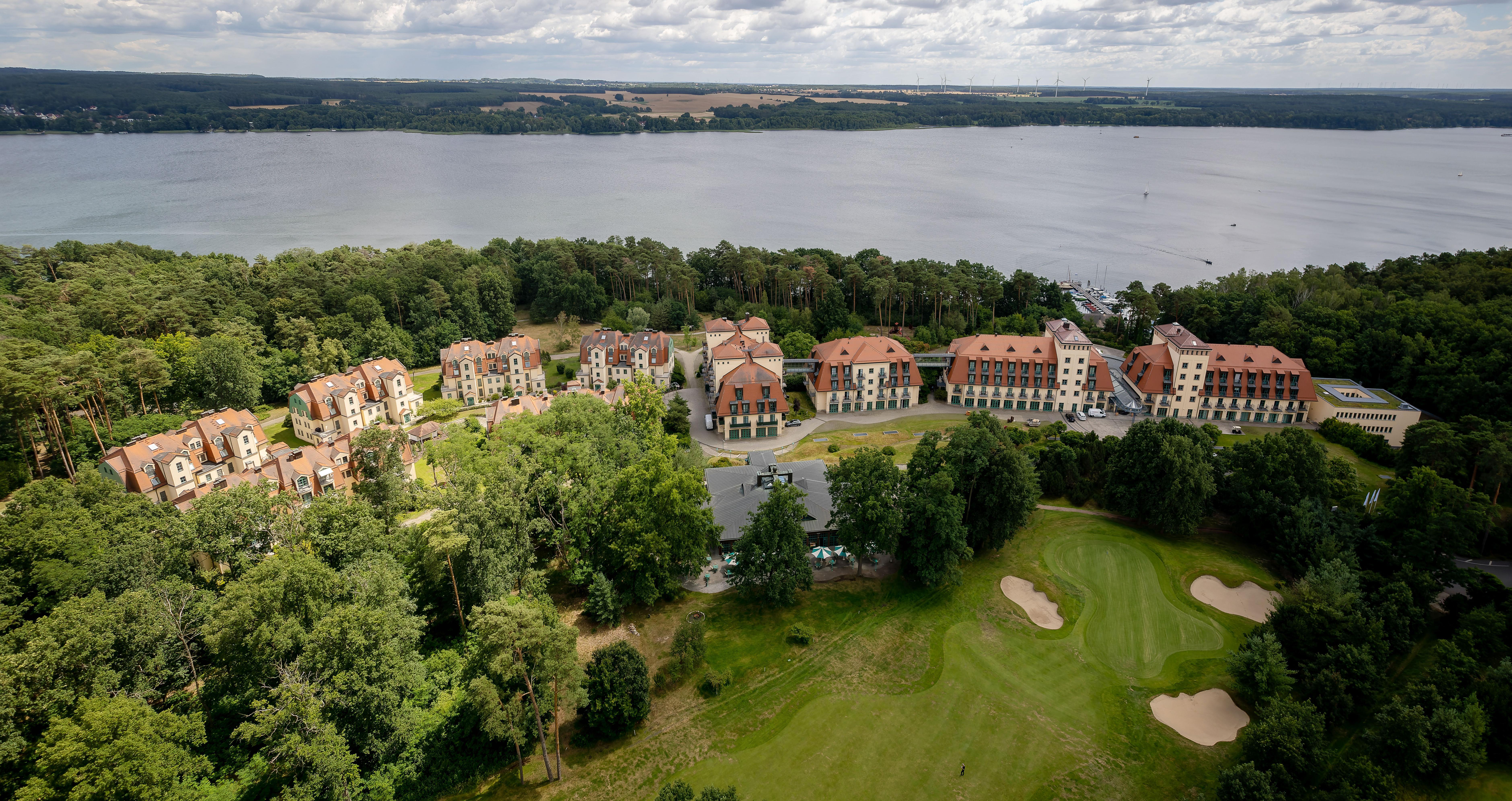 Precise Resort Бад-Заров Экстерьер фото Aerial view of the golf course