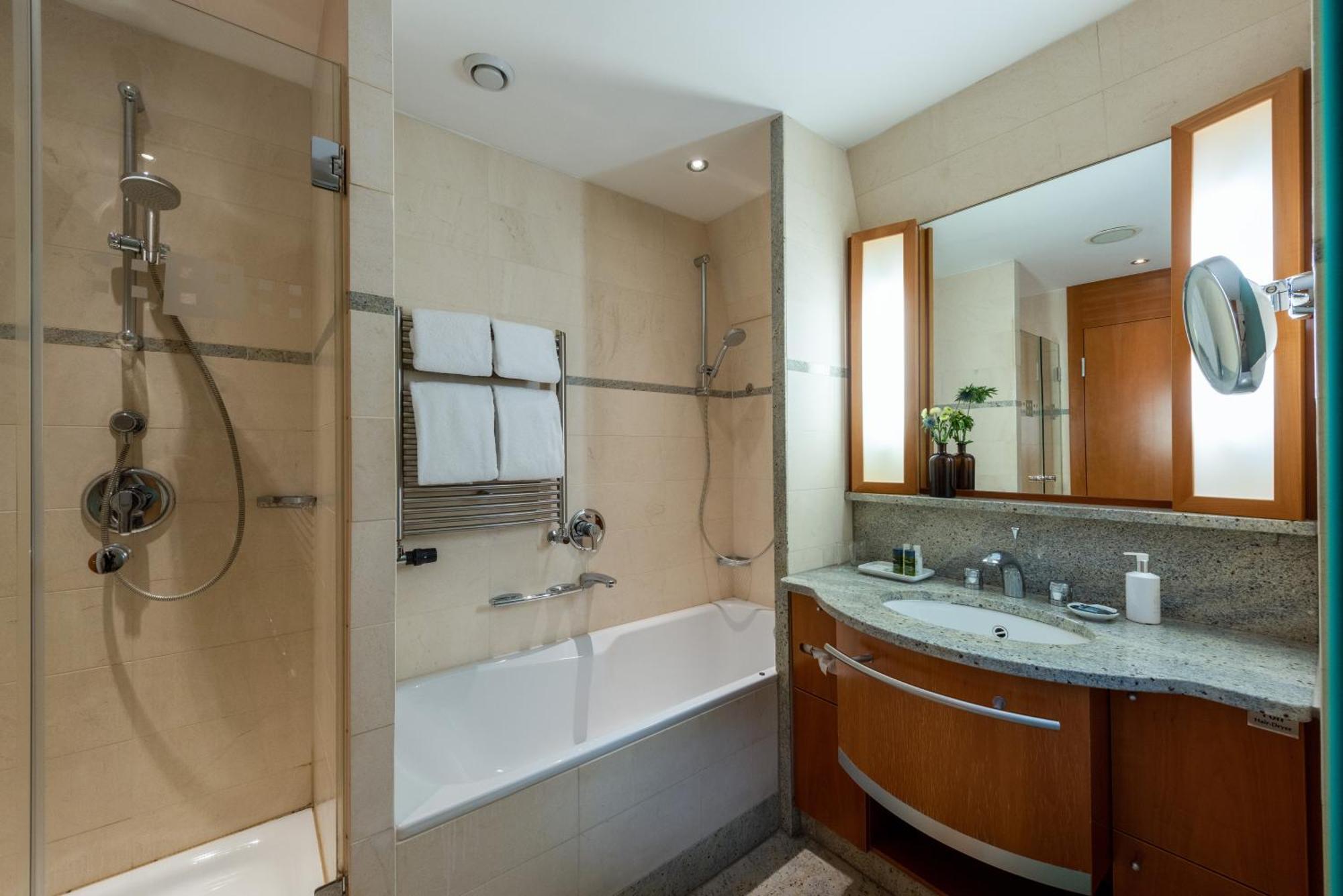 Precise Resort Бад-Заров Номер фото A bathroom with a shower and a bathtub