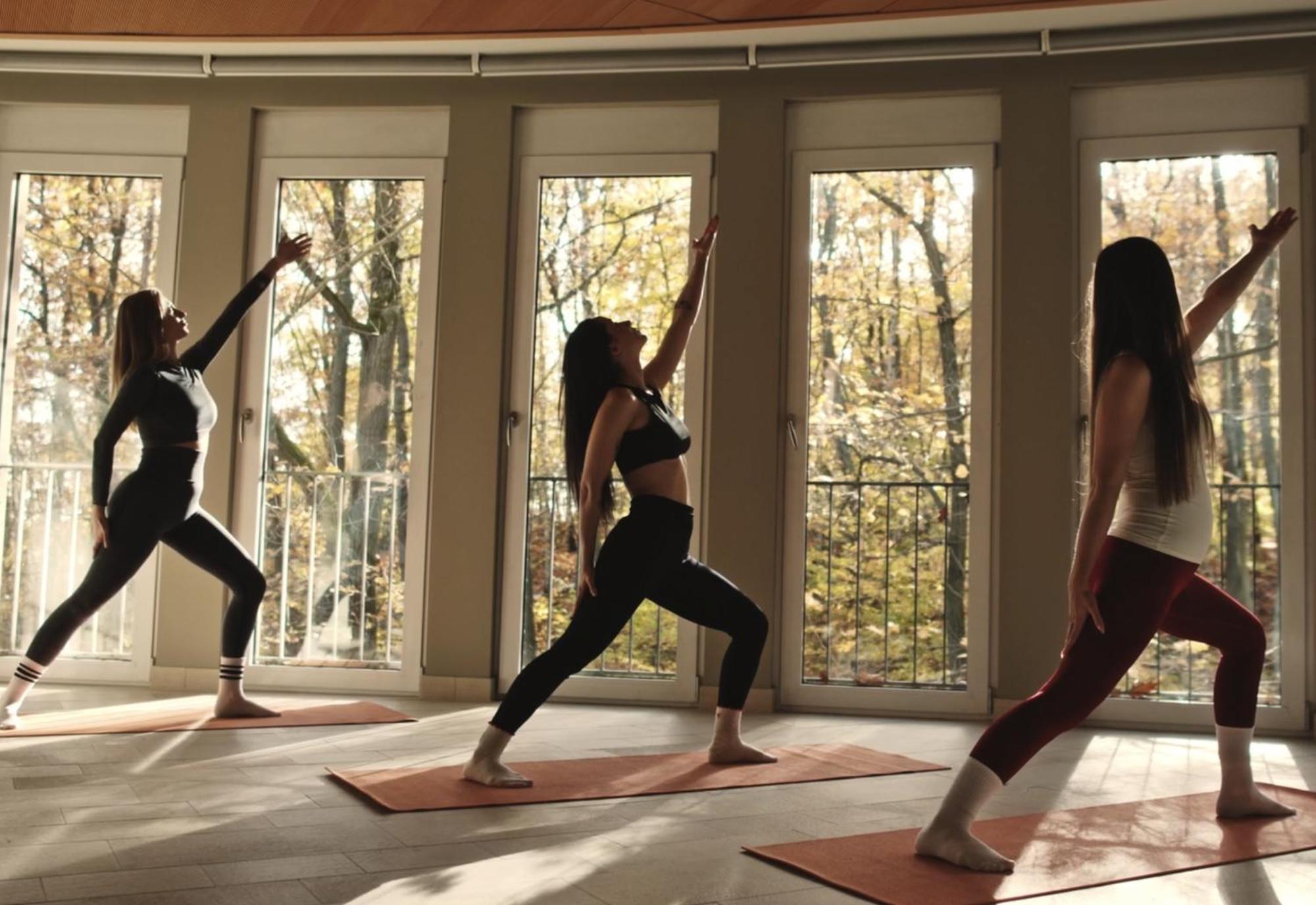 Precise Resort Бад-Заров Экстерьер фото A yoga class